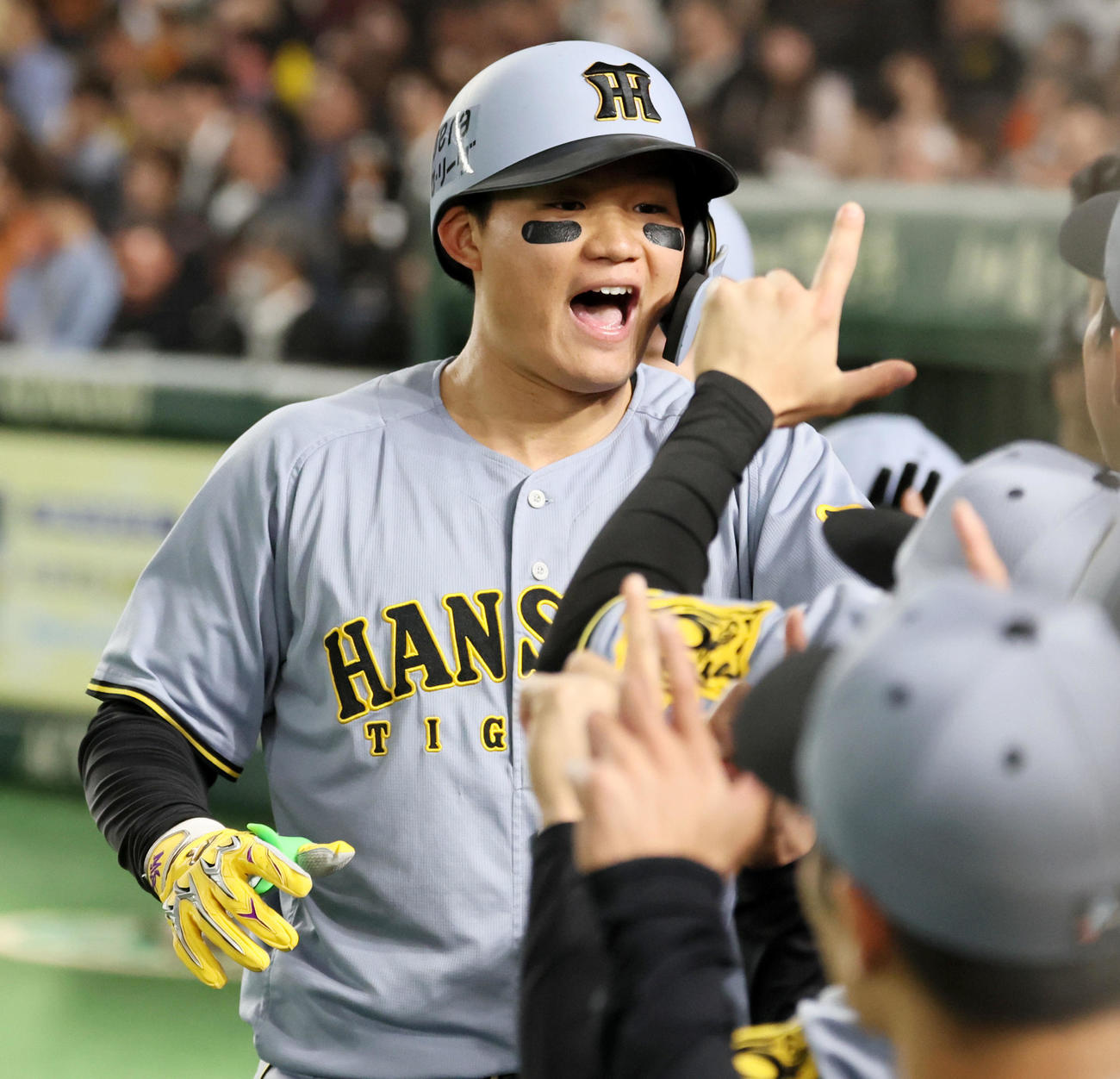 巨人対阪神　5回表阪神1死一塁、森下は左越え2点本塁打を放ちベンチ前で声を出しながらナインとタッチする（撮影・加藤哉）