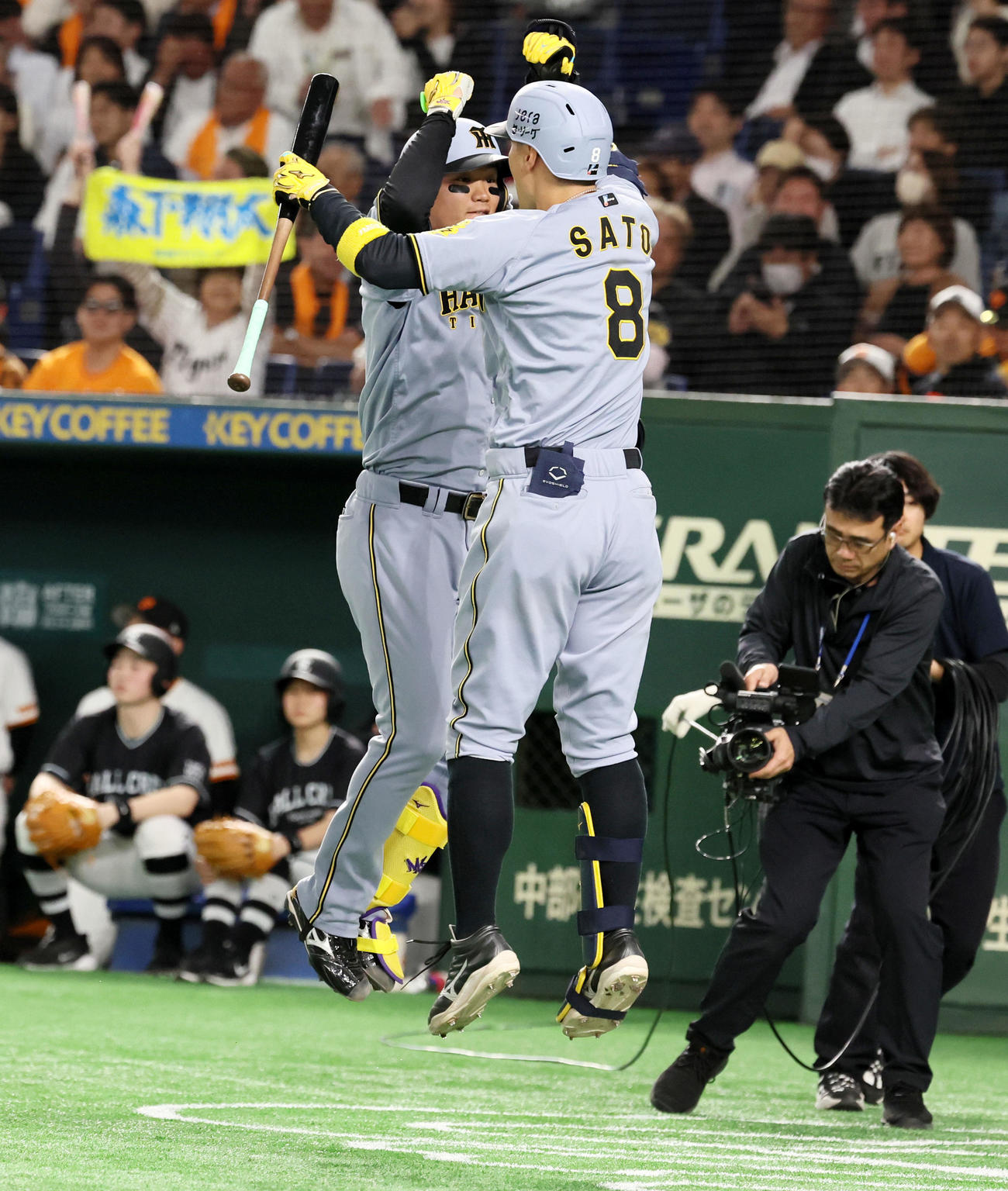 巨人対阪神　5回表阪神1死一塁、森下は左越え2点本塁打を放ち次打者佐藤輝（右）とジャンプしてタッチする（撮影・加藤哉）