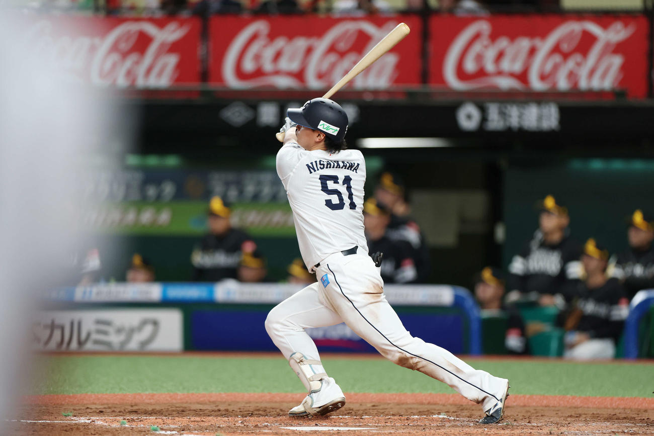 西武対ソフトバンク　2回裏西武2死、右越えソロ本塁打を放つ西川（撮影・宮地輝）