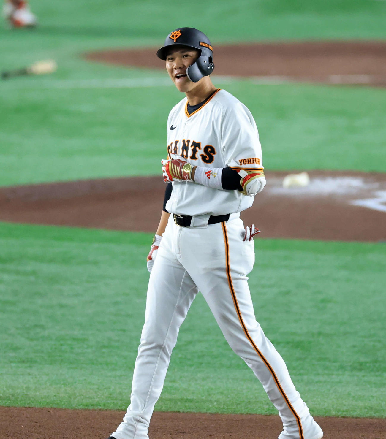 巨人対阪神　4回裏巨人2死一塁、坂本は勝ち越しの左適時二塁打を放ち笑顔（撮影・浅見桂子）
