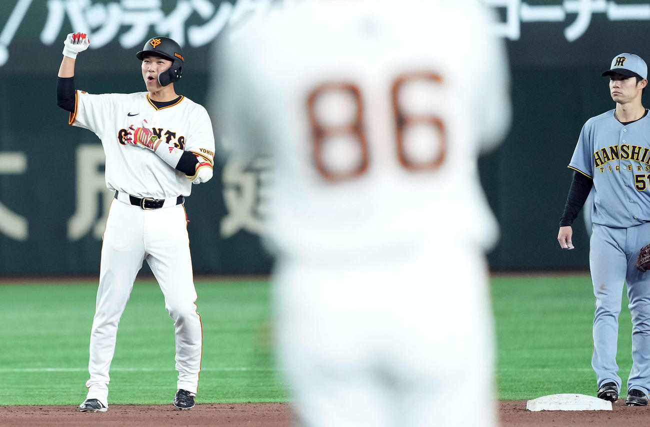 巨人対阪神　4回裏巨人2死一塁、左翼線に適時二塁打を放ちポーズを決める坂本（撮影・たえ見朱実）