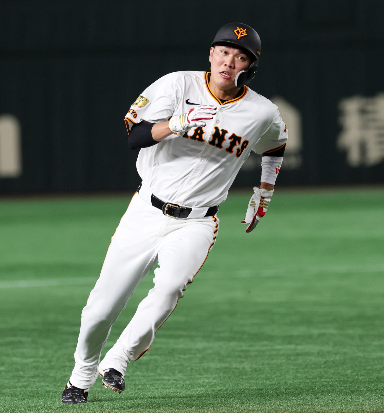 巨人対阪神　4回裏巨人2死一、二塁、二塁走者坂本は山崎の左前打で進塁（撮影・加藤哉）