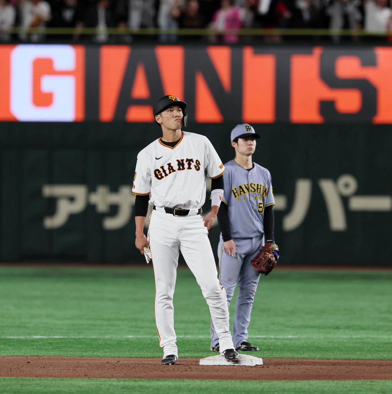 巨人対阪神　4回裏巨人2死一塁、坂本は左へ適時二塁打を放つ（撮影・加藤哉）