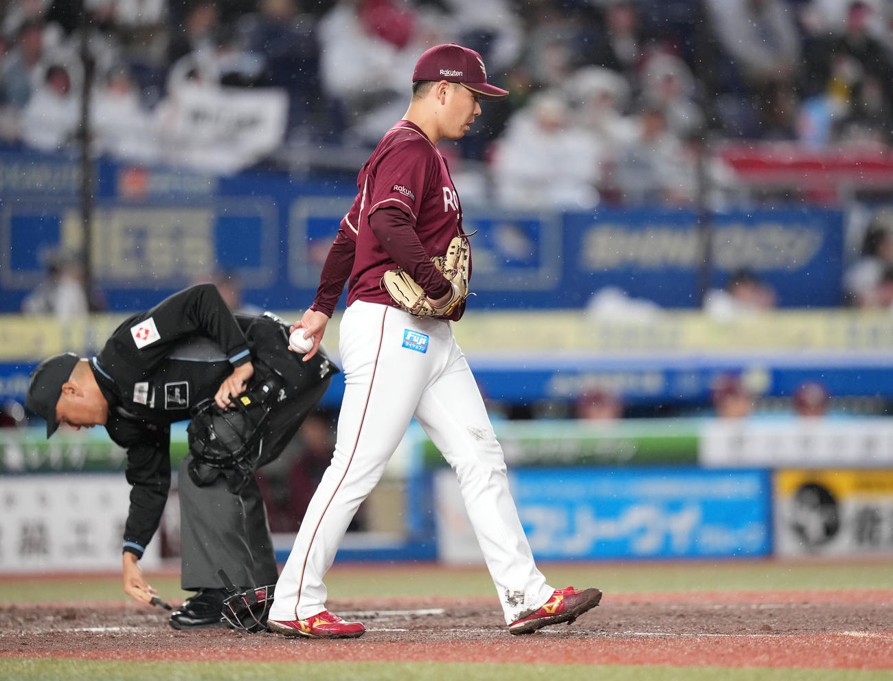 ロッテ対楽天　1回裏ロッテ1死満塁、西川に左犠飛を浴び、うつむく藤井（撮影・鈴木みどり）