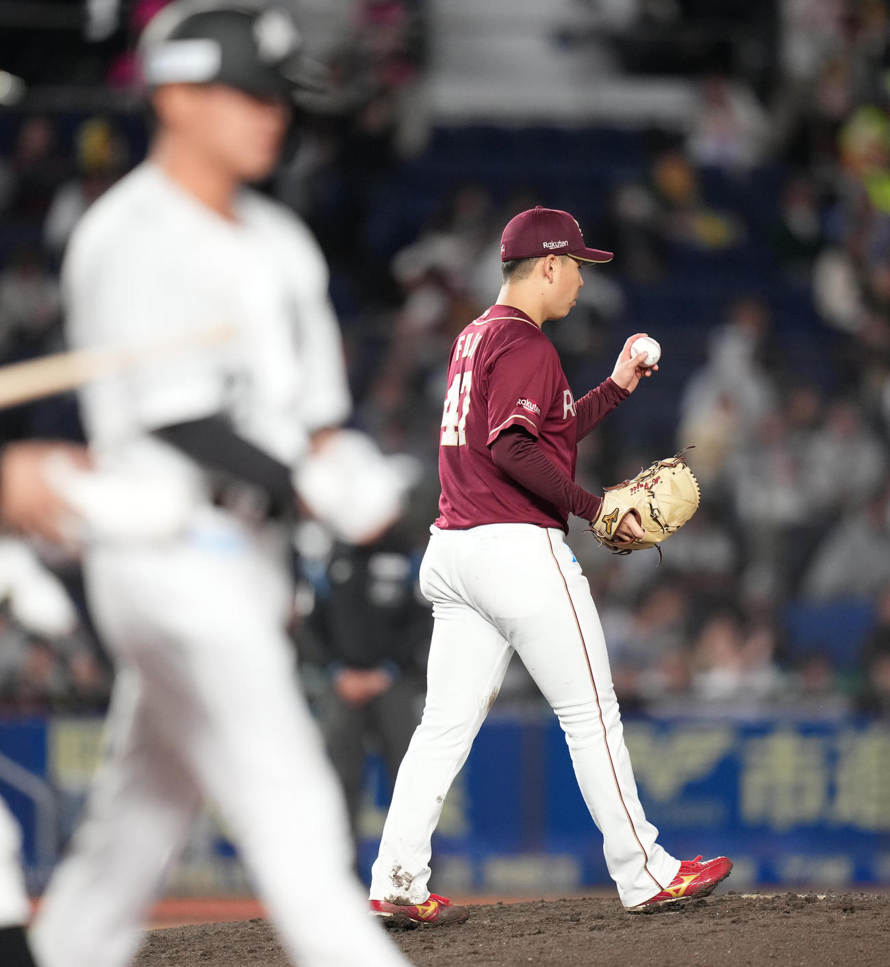 ロッテ対楽天　2回裏ロッテ2死満塁、石川慎（手前）に押し出し四球を与え、浮かない表情の藤井（撮影・鈴木みどり）