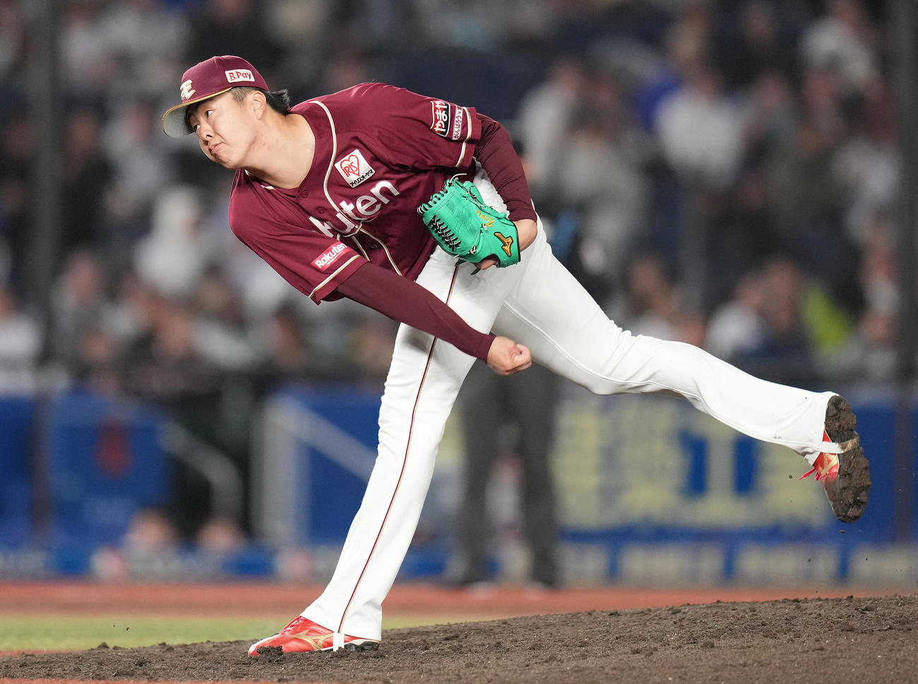 ロッテ対楽天　4回裏から2番手で登板した楽天松井（撮影・鈴木みどり）