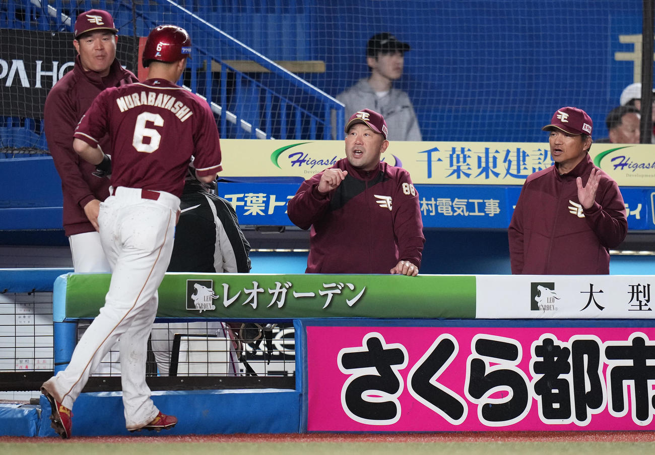 ロッテ対楽天　5回表楽天2死二塁、伊藤の中適時二塁打で生還した村林（左手前）を迎える三木監督（中央）（撮影・鈴木みどり）