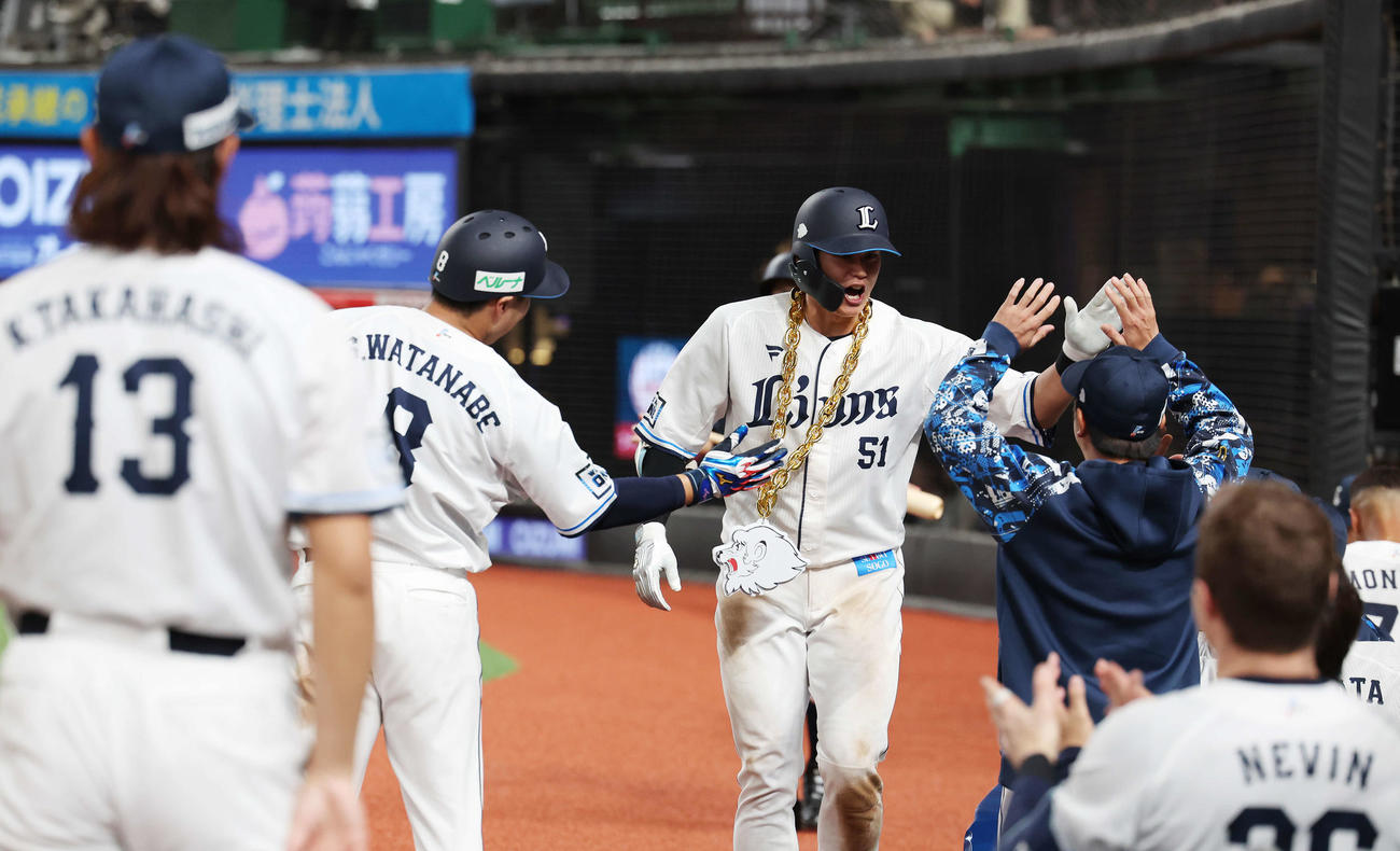 西武対ソフトバンク　2回裏西武2死、右越えソロ本塁打を放ちタッチを交わす西川（撮影・宮地輝）