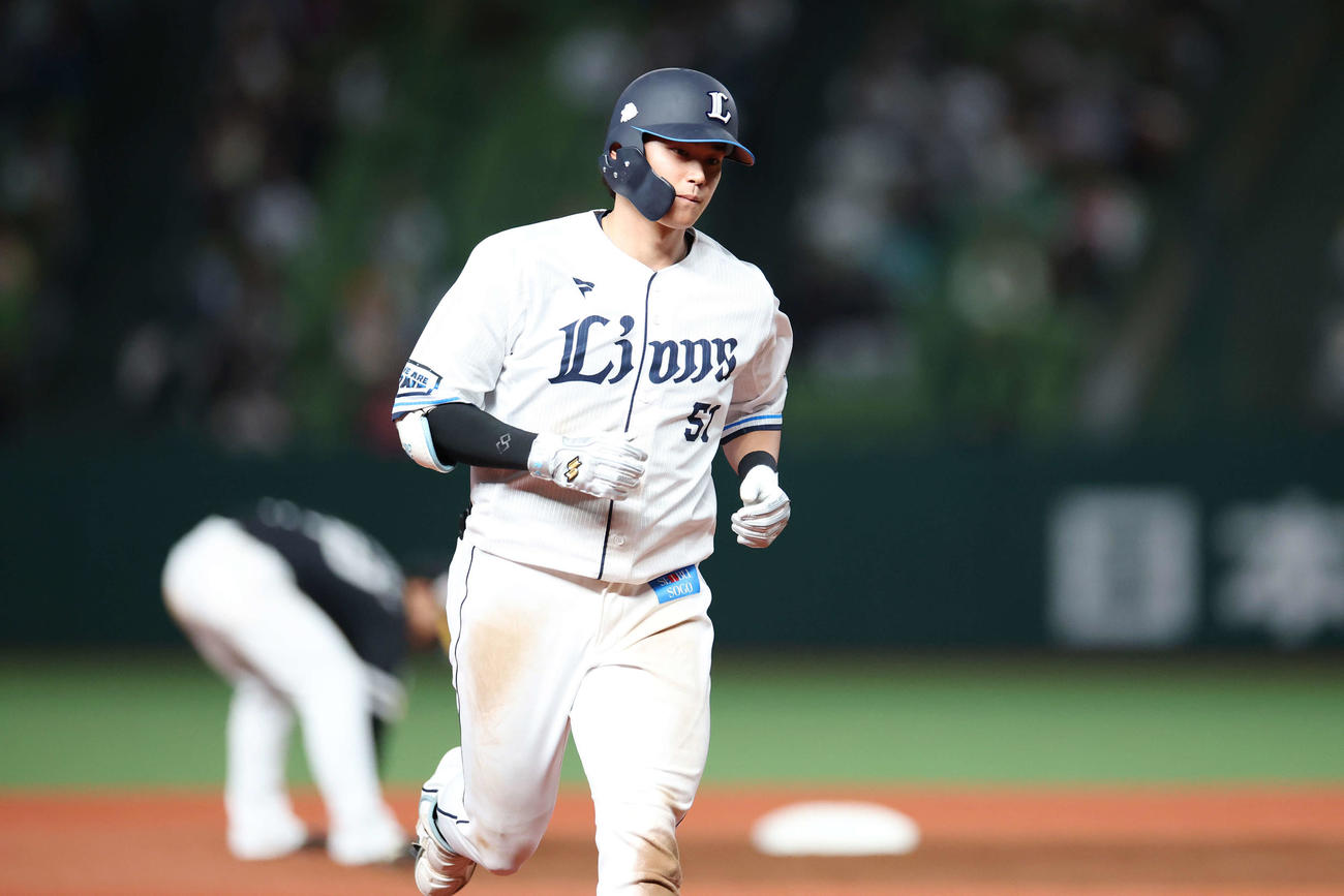 西武対ソフトバンク　2回裏西武2死、右越えソロ本塁打を放ちダイヤモンドを回る西川（撮影・宮地輝）