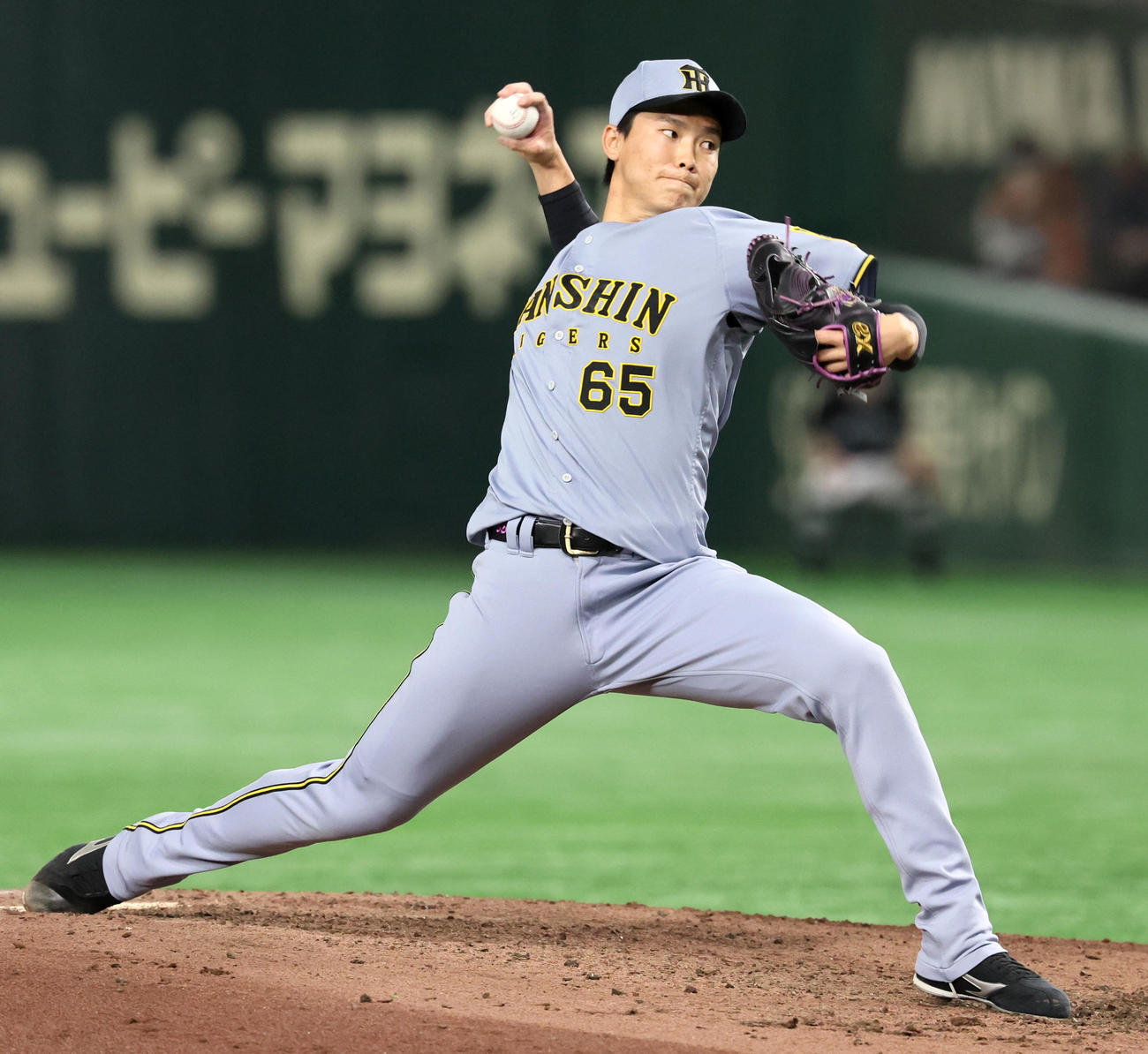 巨人対阪神　阪神3番手で登板する湯浅（撮影・加藤哉）
