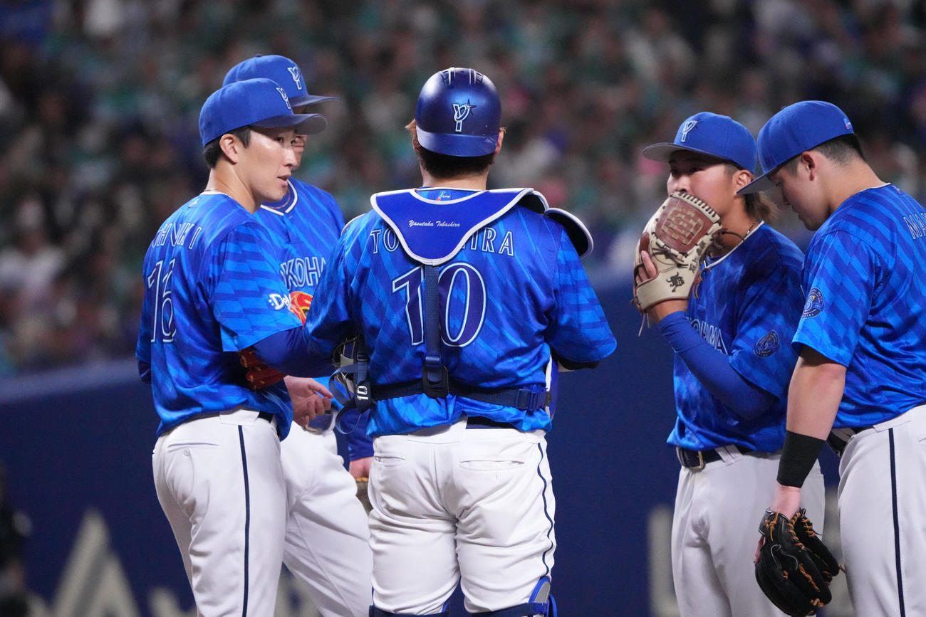 中日対DeNA 4回裏中日2死一、三塁、マウンド上の大貫（左）のもとに集まるDeNAナイン（撮影・森本幸一）