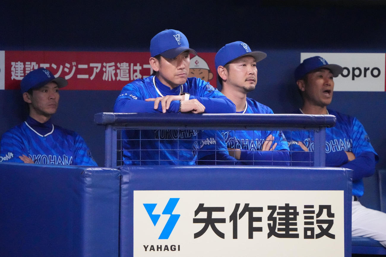 中日対DeNA 5回表、三浦監督（左から2人目）はベンチから試合を見つめる（撮影・森本幸一）
