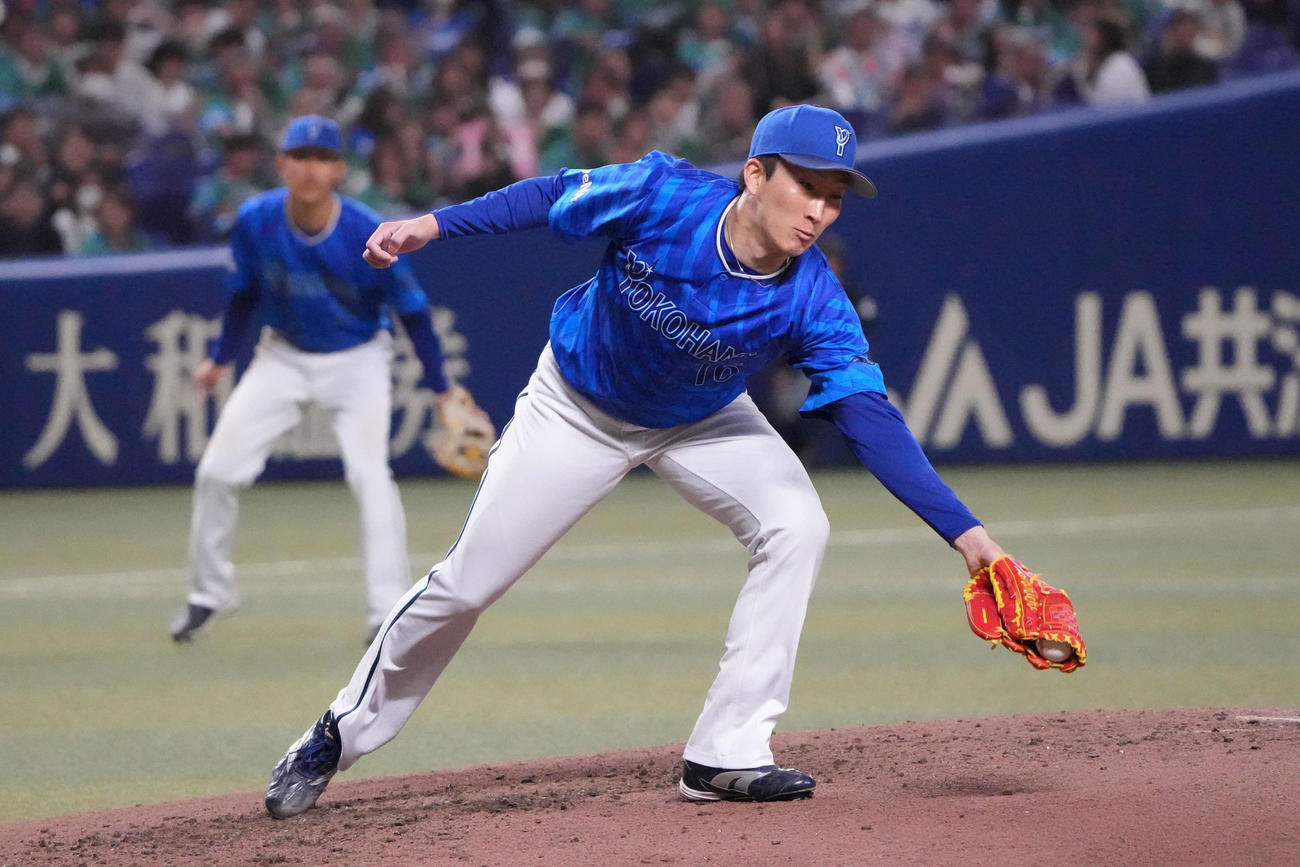 中日対DeNA 5回裏中日無死、岡林の打球を捕球する大貫（撮影・森本幸一）