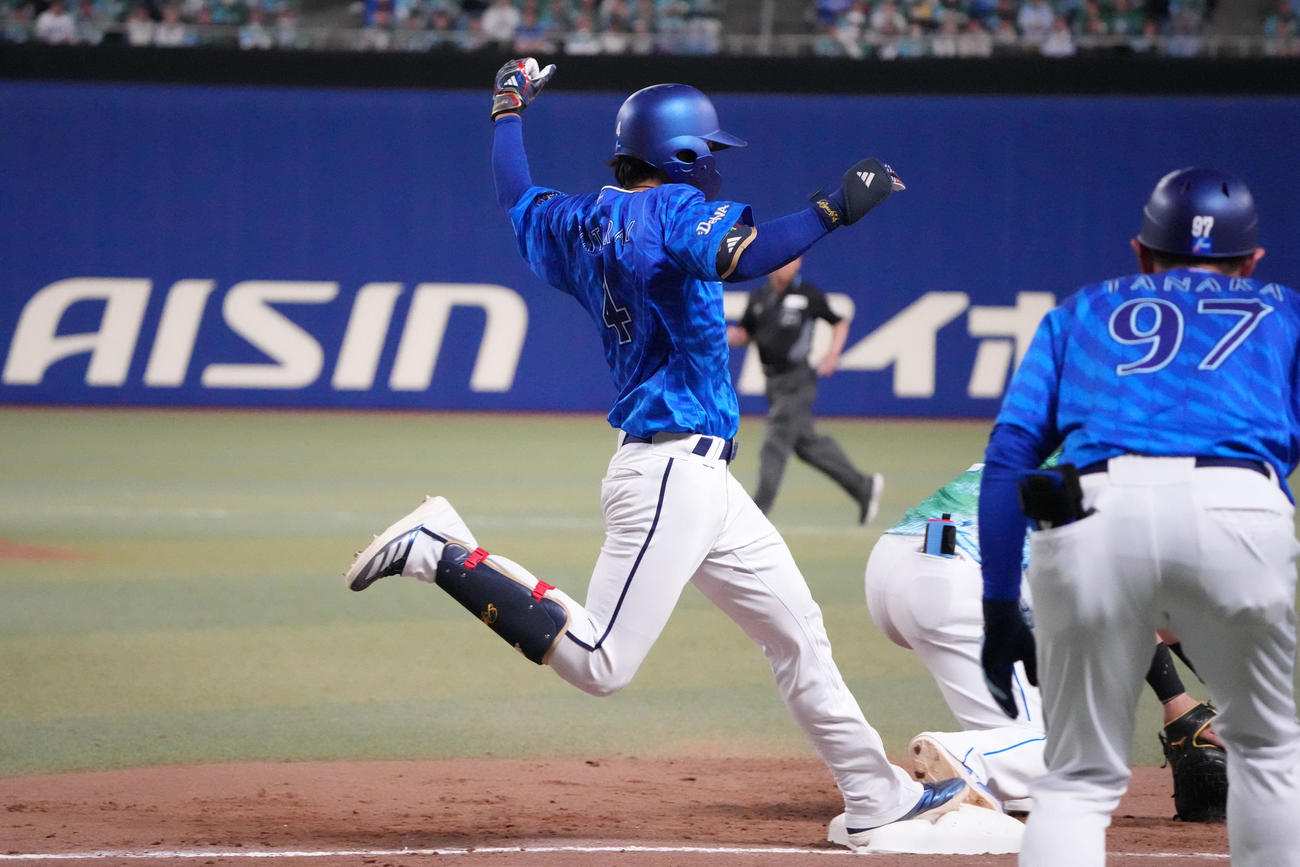 中日対DeNA 7回表DeNA無死、度会（左）は遊内野安打で出塁する（撮影・森本幸一）
