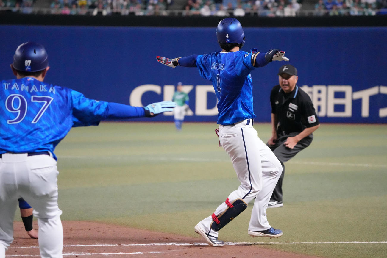 中日対DeNA 7回表DeNA無死、度会（右）は遊内野安打で出塁する（撮影・森本幸一）