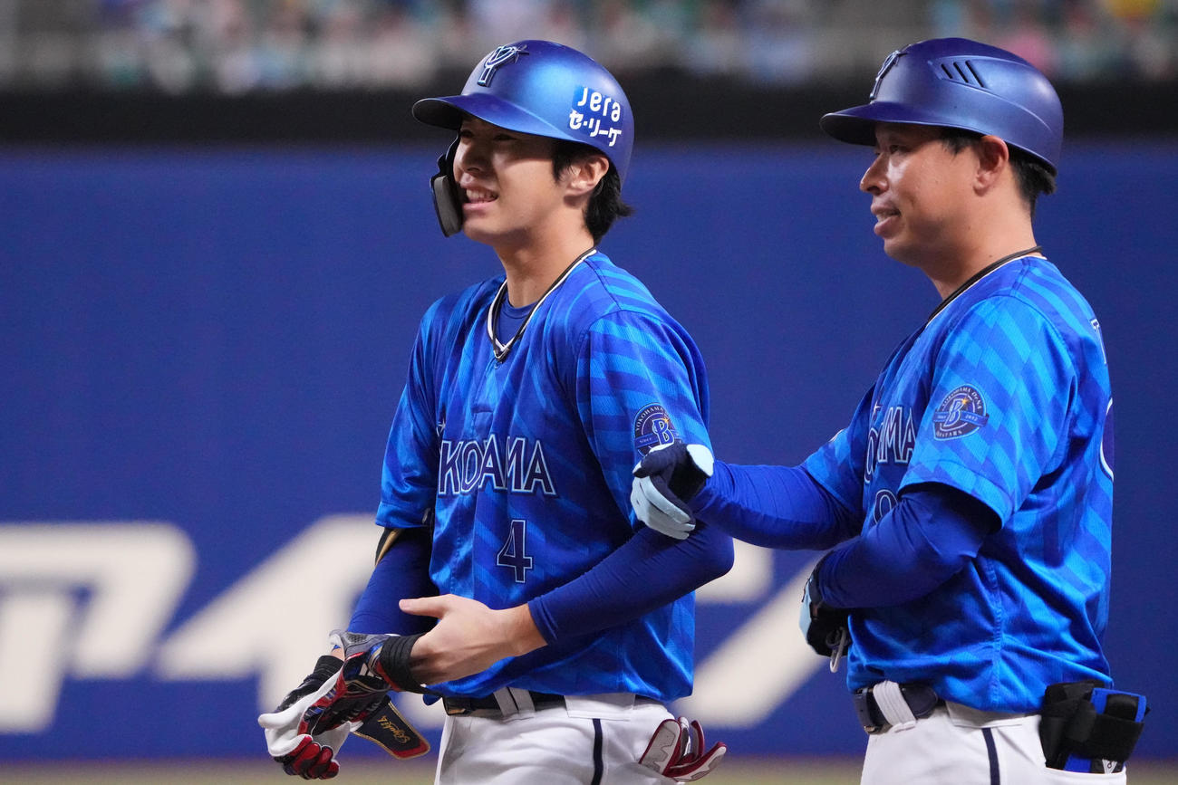 中日対DeNA 7回表DeNA無死、度会（左）は遊内野安打で出塁する（撮影・森本幸一）