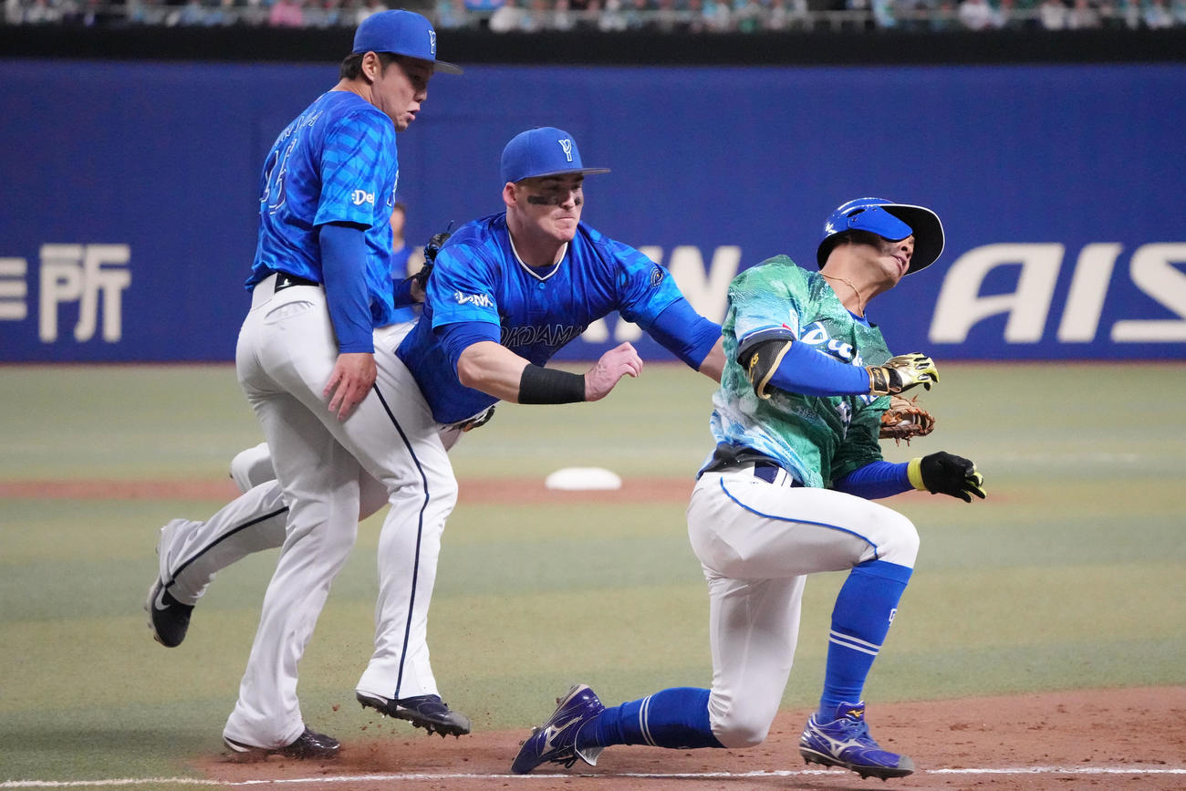 中日対DeNA 7回裏中日無死、オースティン（中央）は土田の打球を捕球しダイビングしながらタッチする（撮影・森本幸一）