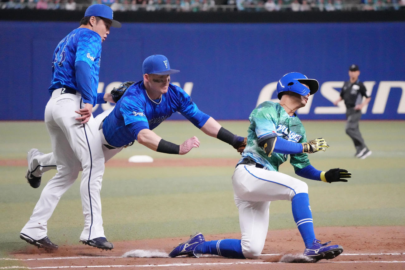 中日対DeNA 7回裏中日無死、オースティン（中央）は土田の打球を捕球しダイビングしながらタッチする（撮影・森本幸一）