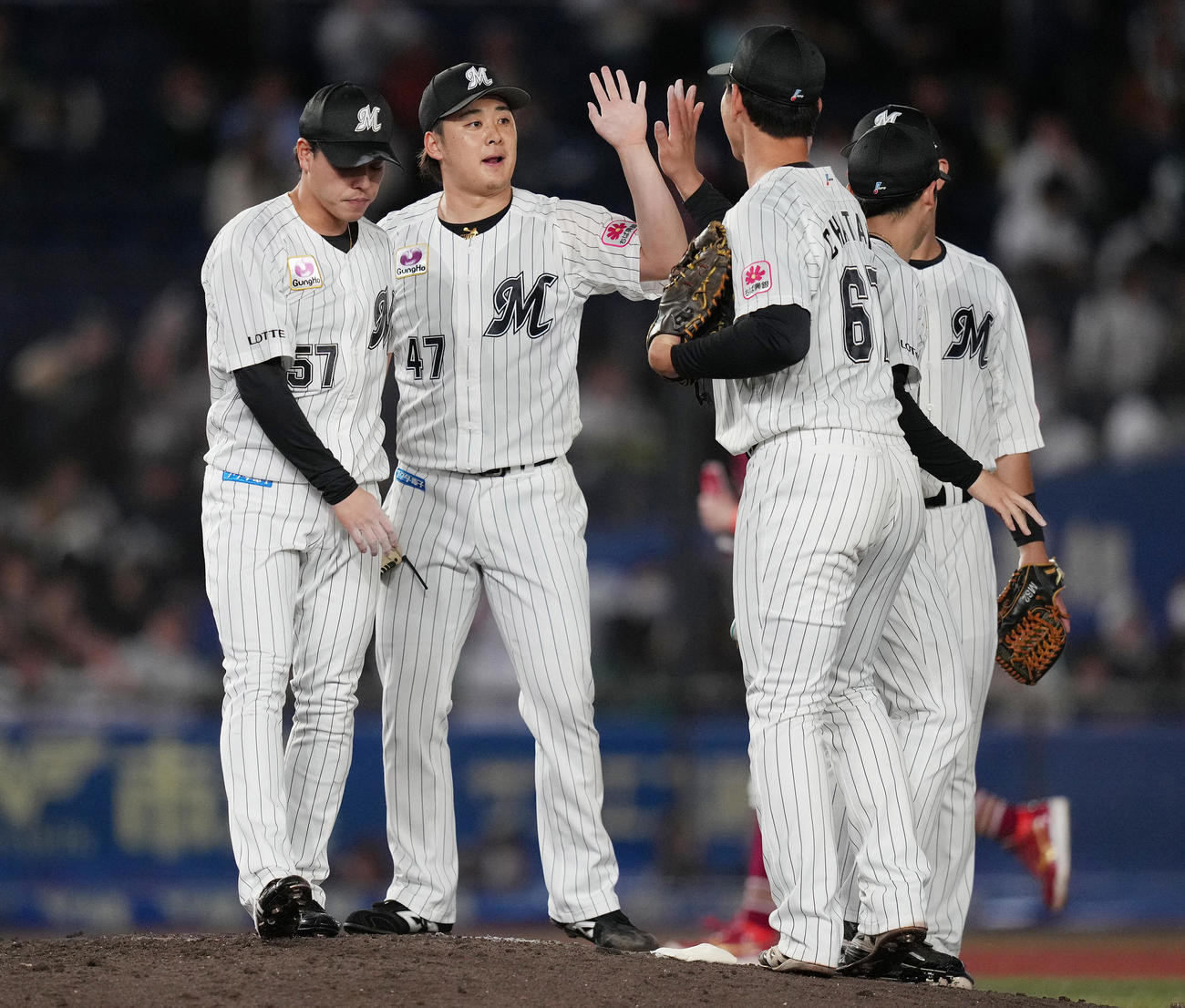 ロッテ対楽天　楽天に勝利し、ハイタッチするロッテナイン（撮影・鈴木みどり）