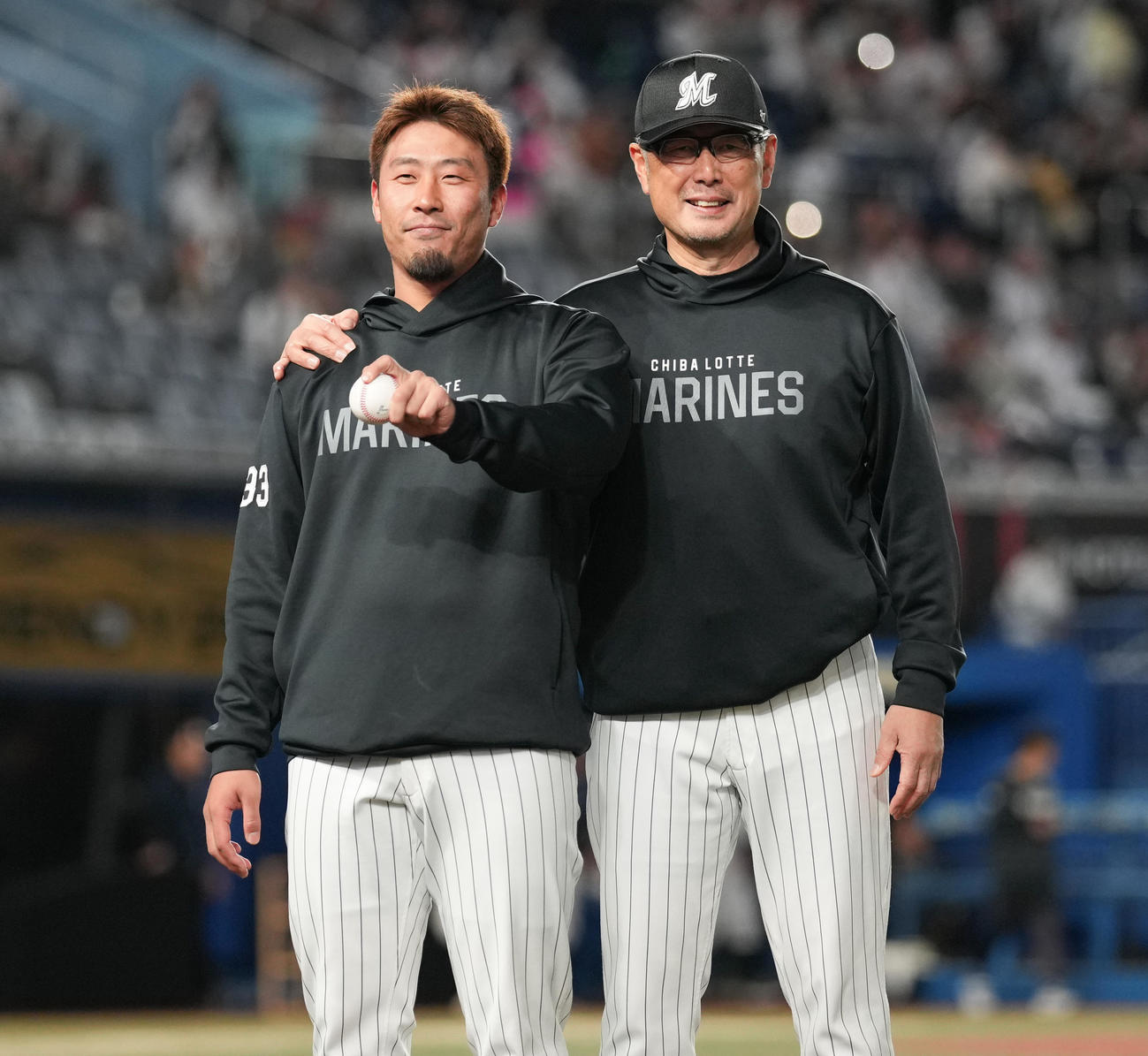ロッテ対楽天　ロッテ八木（左）は吉井監督と記念撮影（撮影・鈴木みどり）