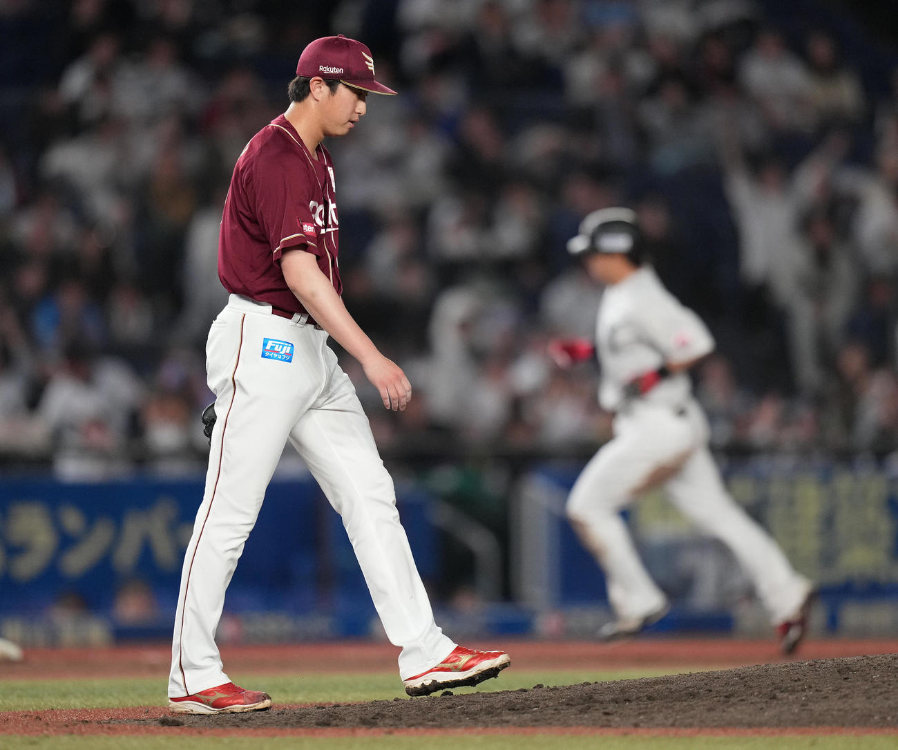 ロッテ対楽天　6回裏ロッテ1死二塁、藤岡に右越え2点本塁打を浴び、うつむく西垣（撮影・鈴木みどり）