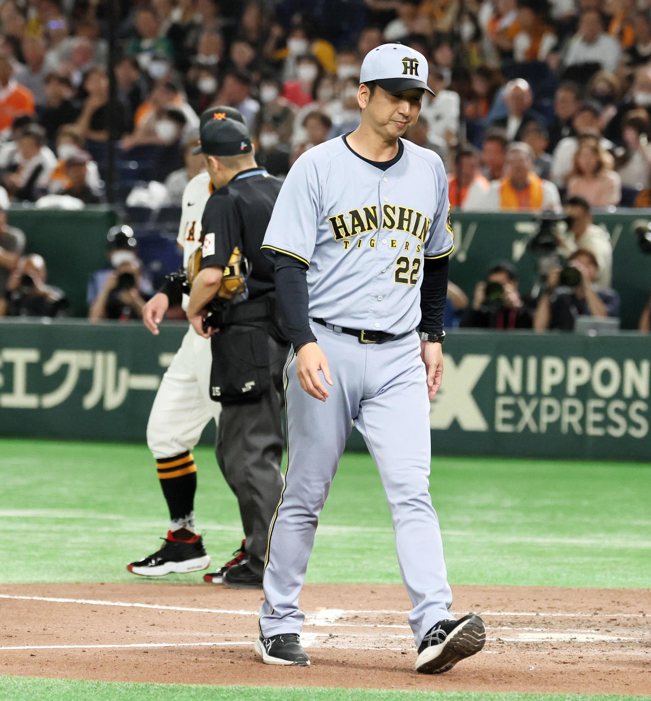 巨人対阪神　7回表阪神1死二塁、中野の死球で様子を確認に本塁まで向かった藤川監督はベンチへ引き揚げる（撮影・加藤哉）