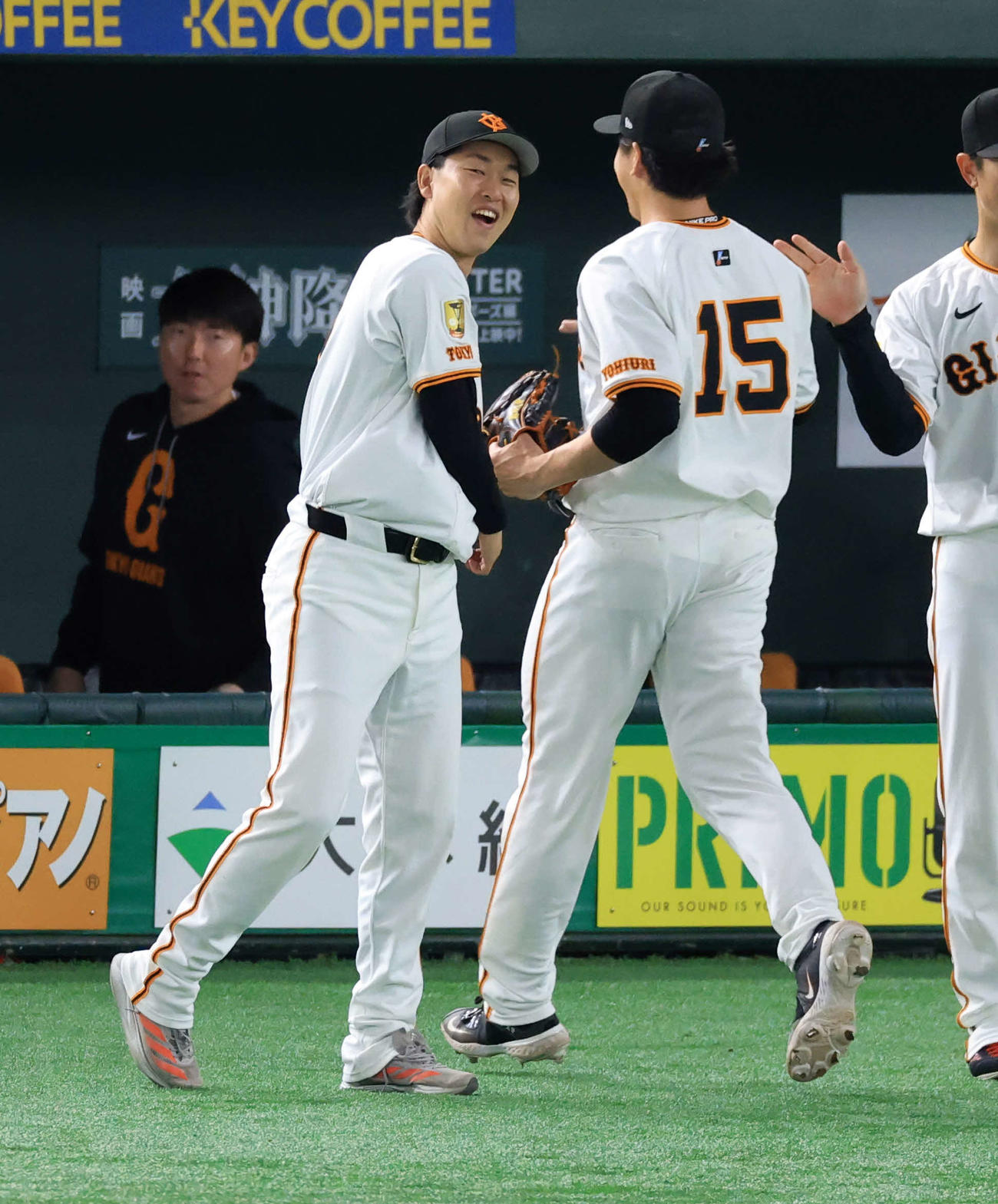 巨人対阪神　8回表阪神の攻撃を3人で仕留めた大勢（右）を笑顔で迎える山崎（左）（撮影・浅見桂子）