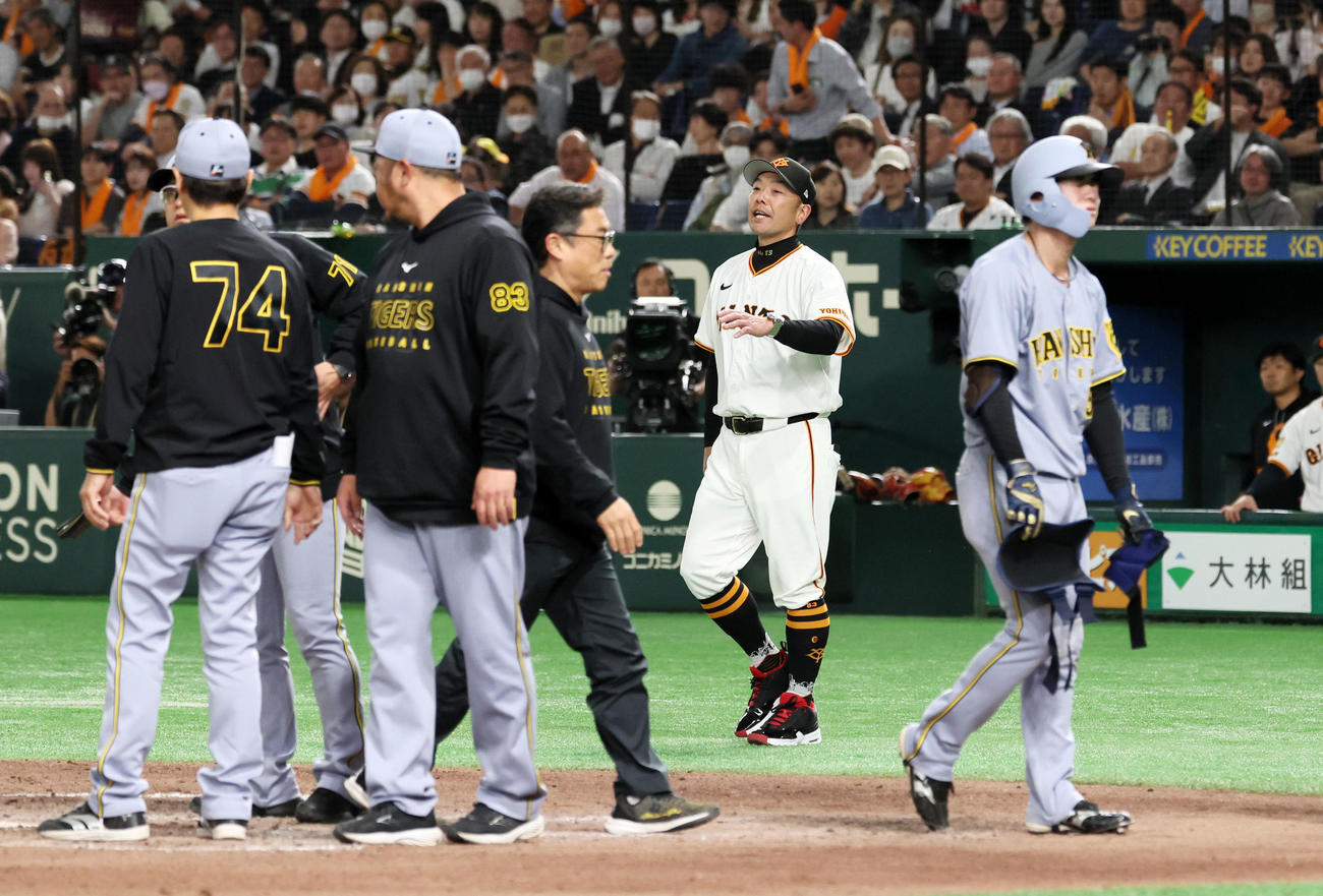 巨人対阪神　7回表阪神1死二塁、中野の死球で投手交代を告げる阿部監督（撮影・加藤哉）