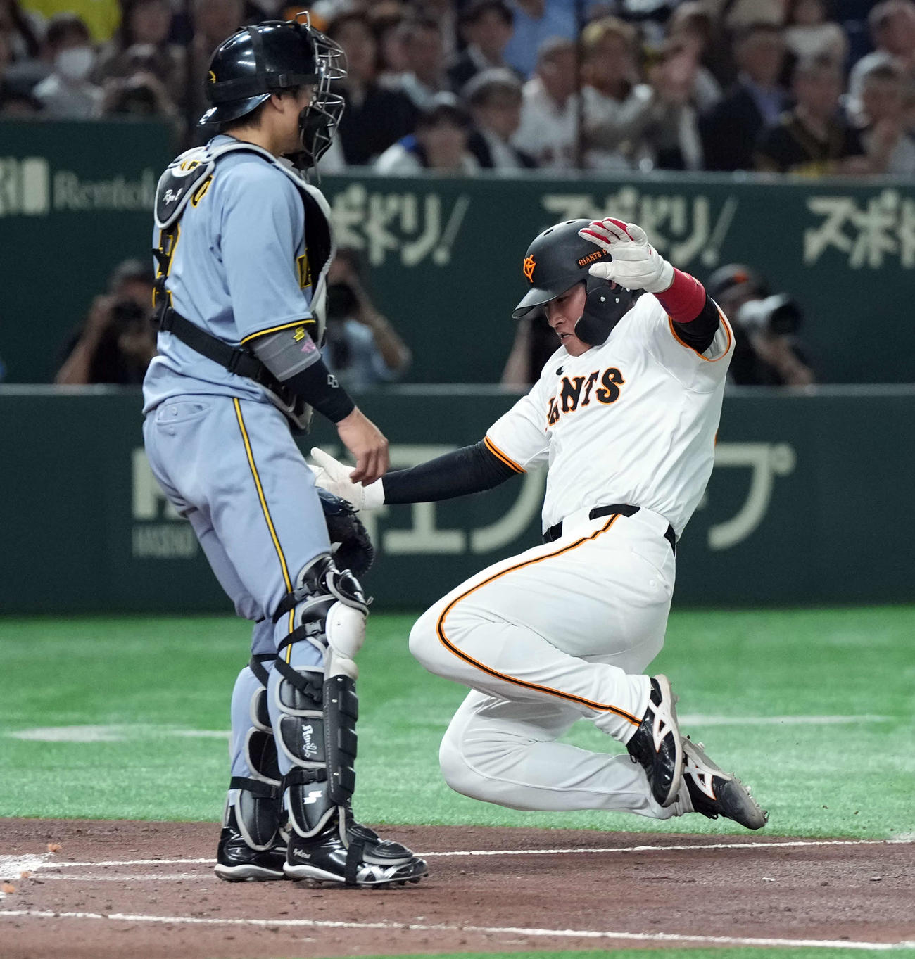 巨人対阪神　4回裏巨人2死満塁、泉口友汰の2点適時打で生還する増田陸（撮影・たえ見朱実）