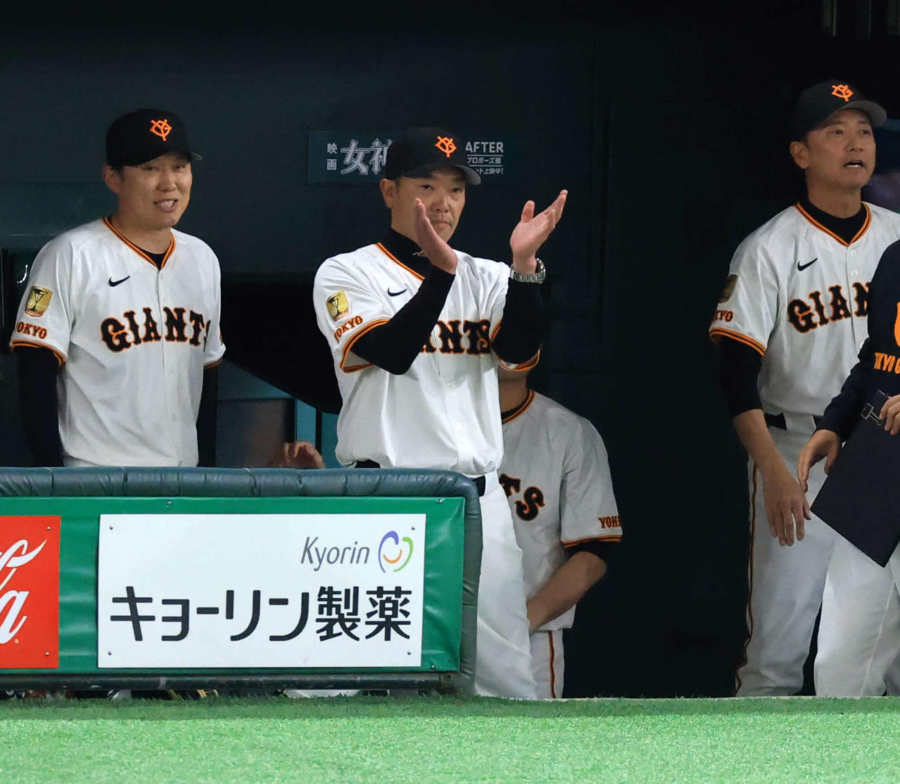 巨人対阪神　7回表阪神1死一、二塁、森下を併殺に仕留め拍手する阿部監督（中央）（撮影・浅見桂子）