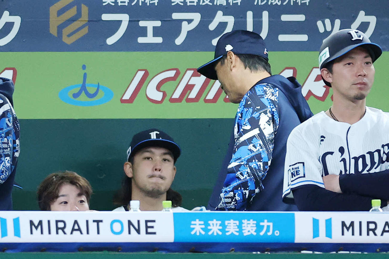 西武対ソフトバンク　5回表終了後、西武西口監督（中央右）に声をかけられる高橋（同左）（撮影・宮地輝）