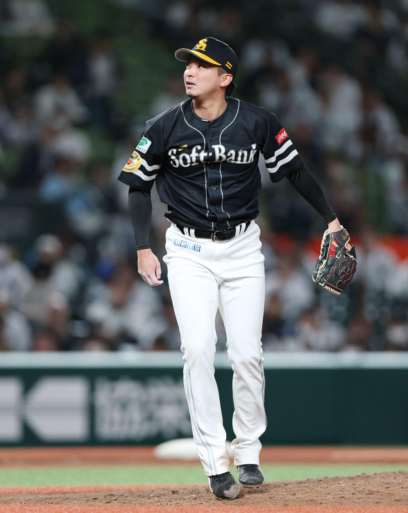 西武対ソフトバンク　4回裏西武2死、古賀悠から空振り三振を奪った東浜（撮影・宮地輝）