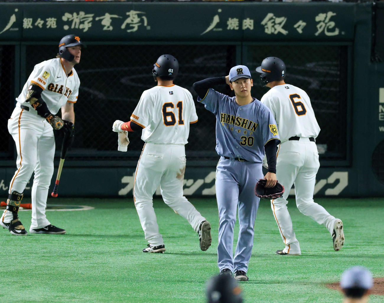 巨人対阪神　4回裏巨人2死満塁、泉口に2点適時打を許し、生還者を背に悔しそうにマウンドに戻る門別（撮影・浅見桂子）