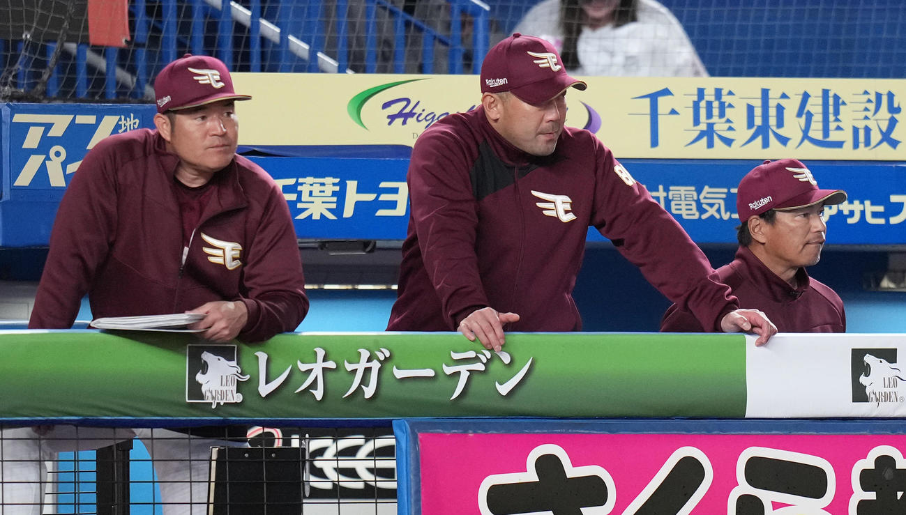 ロッテ対楽天　ベンチで浮かない表情の楽天三木監督（中央）（撮影・鈴木みどり）