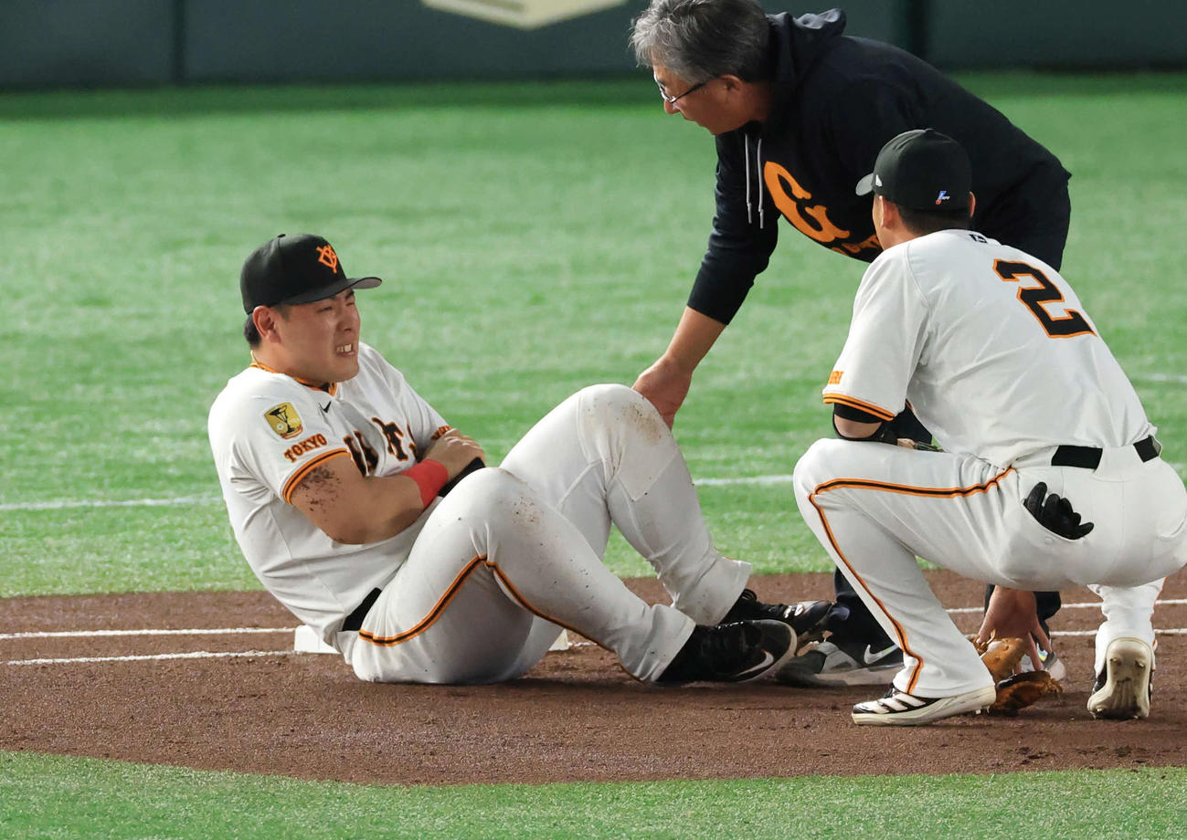 巨人対阪神　1回表阪神無死一塁、中野の送りバントでタッチの際、肩を痛め痛がる岡本（2025年5月6日撮影）
