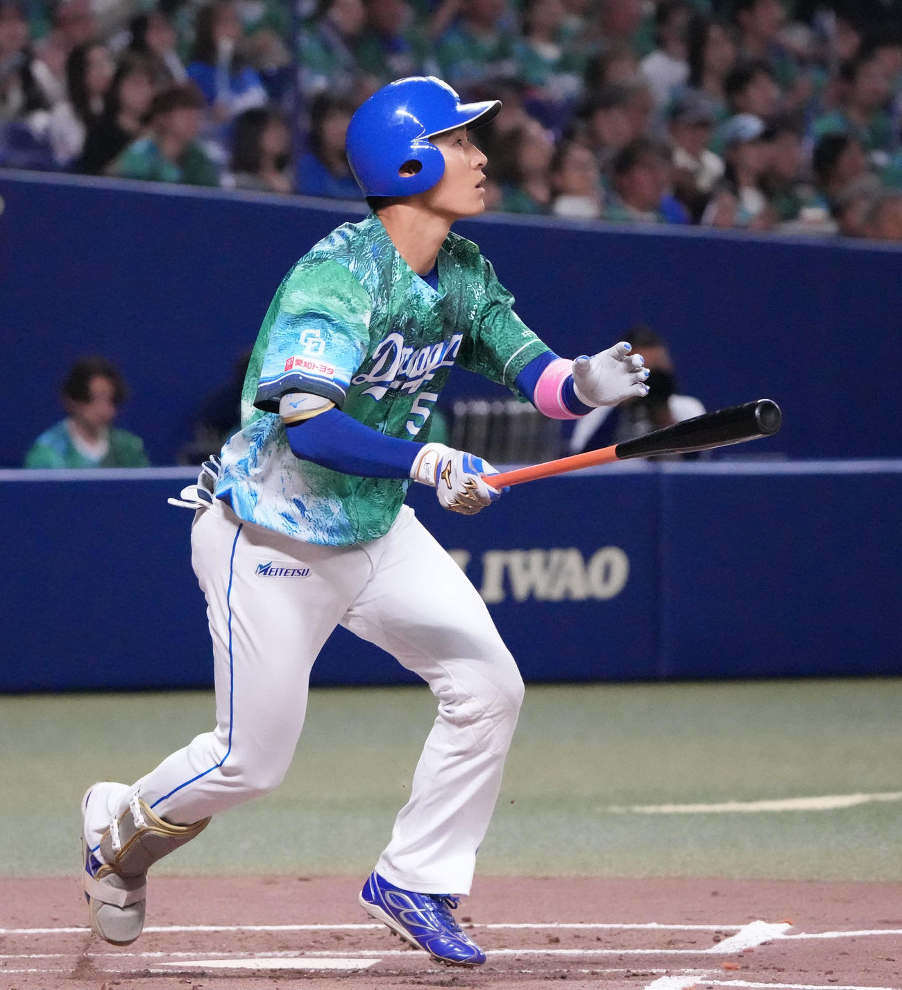 中日対DeNA 1回裏中日1死一塁、右中間へ2点本塁打を放つ上林（撮影・森本幸一）