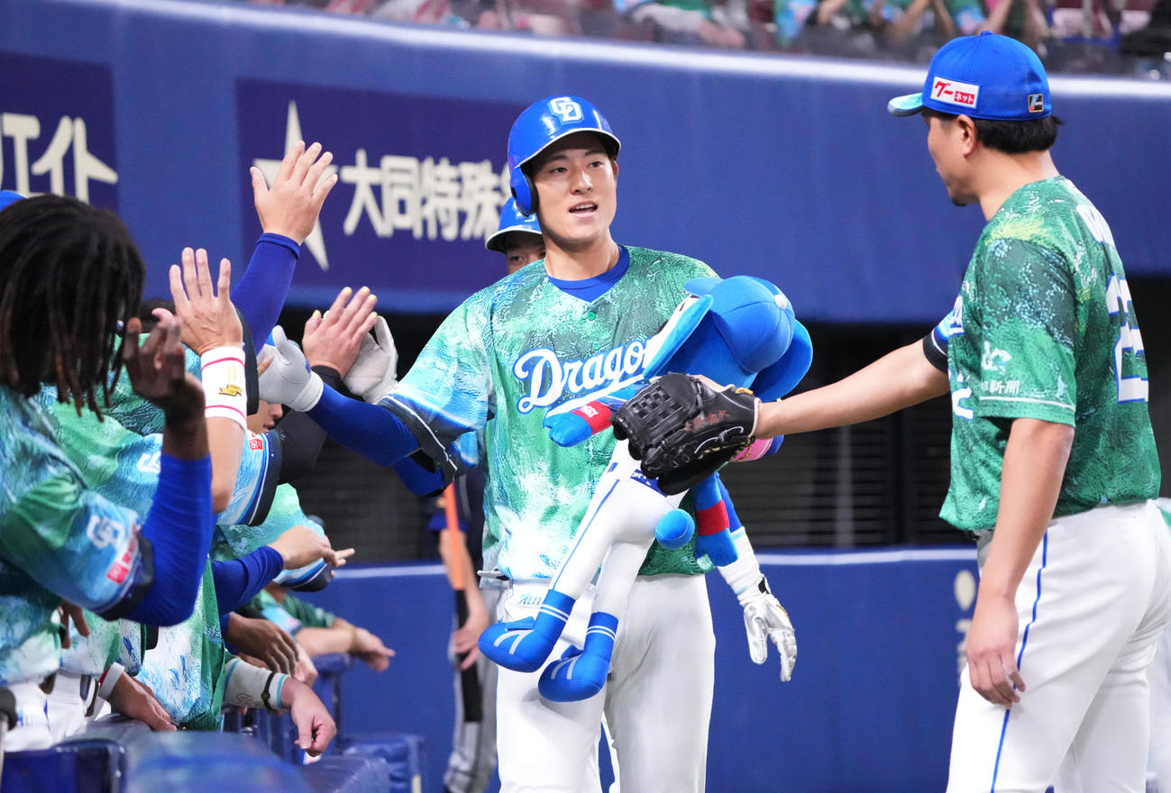 中日対DeNA 1回裏中日1死一塁、上林（中央）は右中間へ2点本塁打を放ちナインとタッチを交わす（撮影・森本幸一）