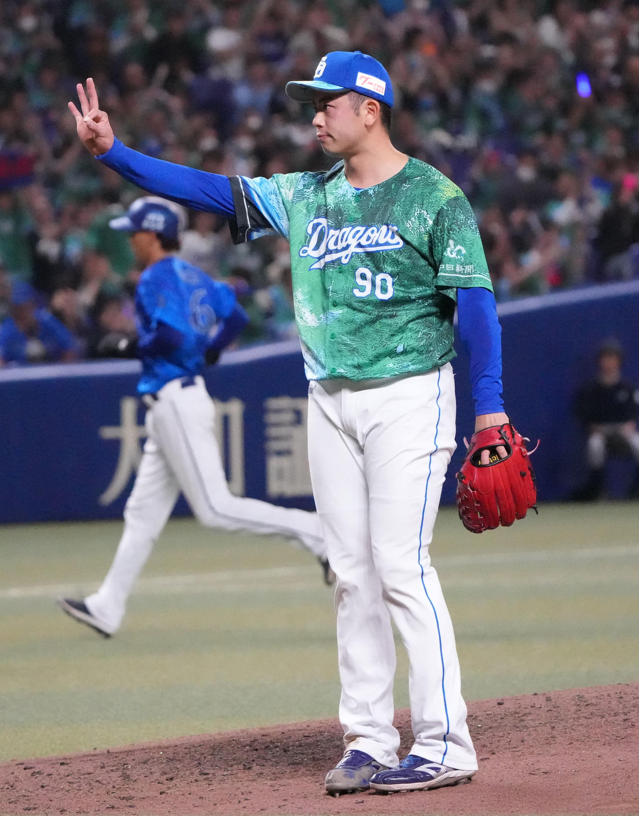 中日対DeNA　試合終了、リリーフしポーズを決める松山（撮影・森本幸一）
