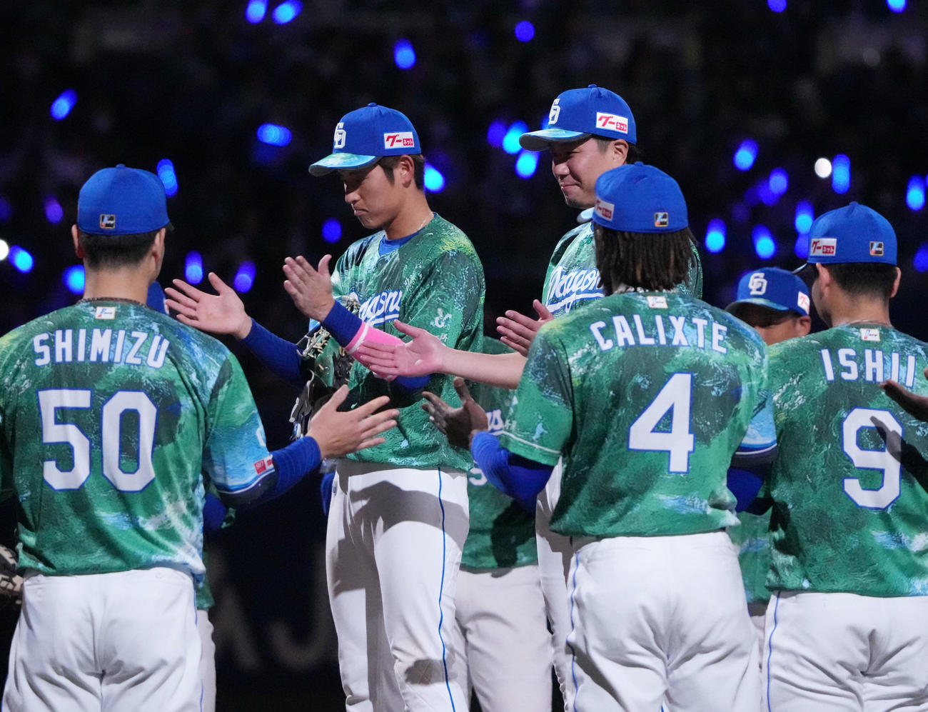 中日対DeNA　試合終了、円陣中央で手締めの音頭をとる（左から）上林と大野（撮影・森本幸一）