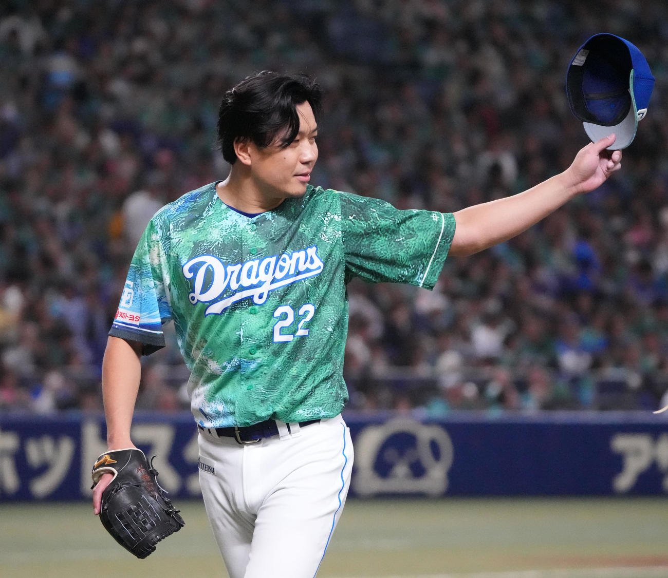 中日対DeNA 3回表DeNA1死一塁、桑原を併殺打に打ち取り野手へ合図を送りベンチへ戻る大野（撮影・森本幸一）