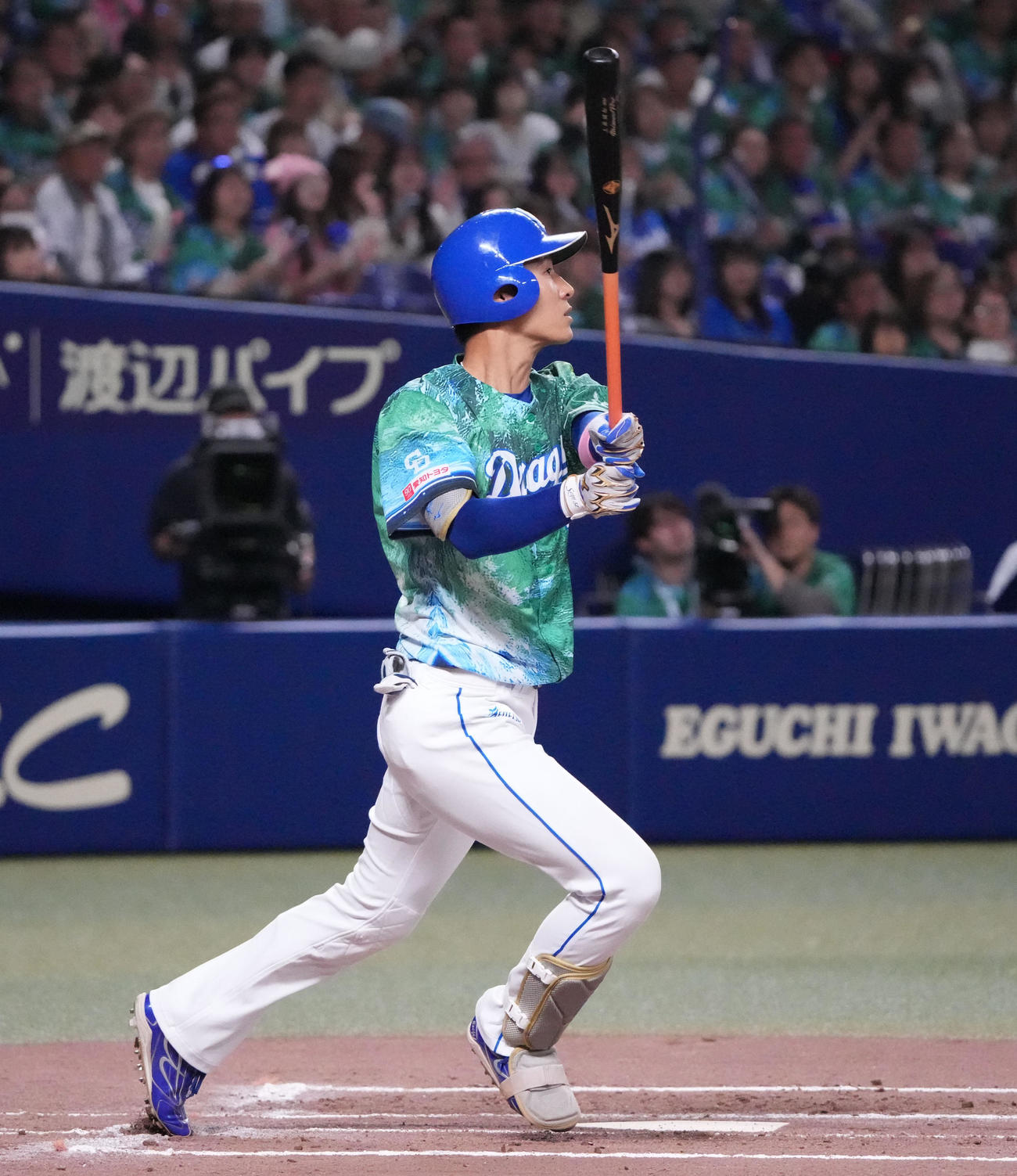 中日対DeNA 1回裏中日1死一塁、右中間へ2点本塁打を放つ上林（撮影・森本幸一）