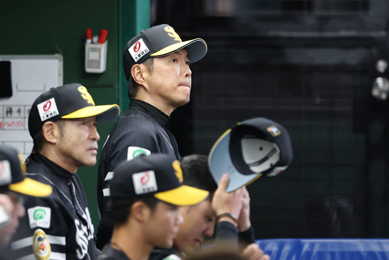西武対ソフトバンク　戦況を見つめるソフトバンク小久保監督（撮影・宮地輝）