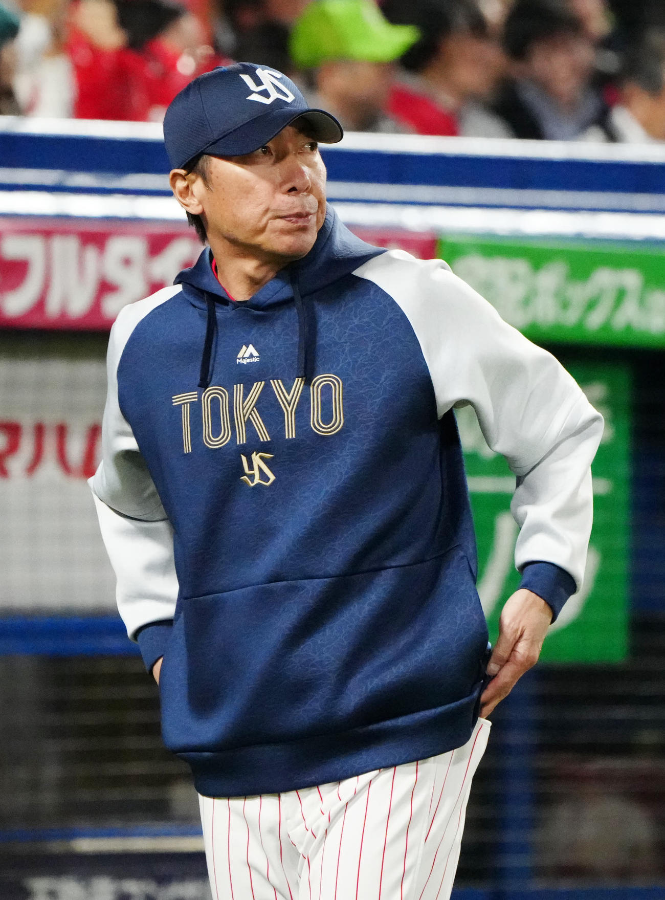 ヤクルト対広島　9回表開始前、選手交代を告げベンチに引き揚げるヤクルト高津監督（撮影・江口和貴）