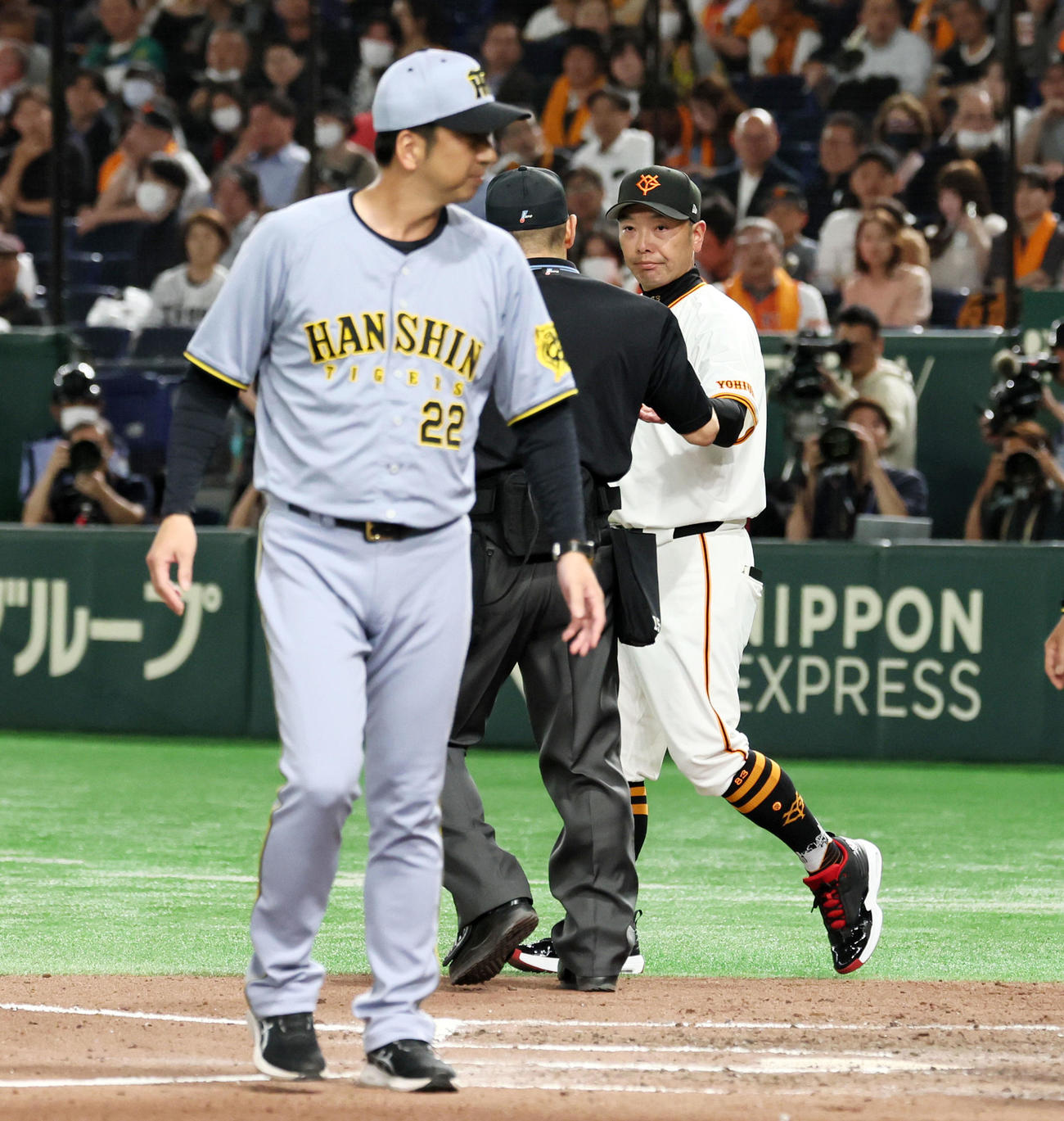 巨人対阪神　7回表阪神1死二塁、中野の死球で投手交代を告げる阿部監督。左は藤川監督（撮影・加藤哉）