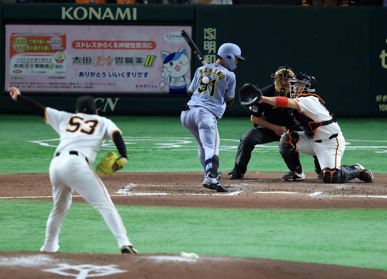 巨人対阪神　7回表阪神1死二塁、中野は背中に死球を受ける。投手高梨（撮影・浅見桂子）