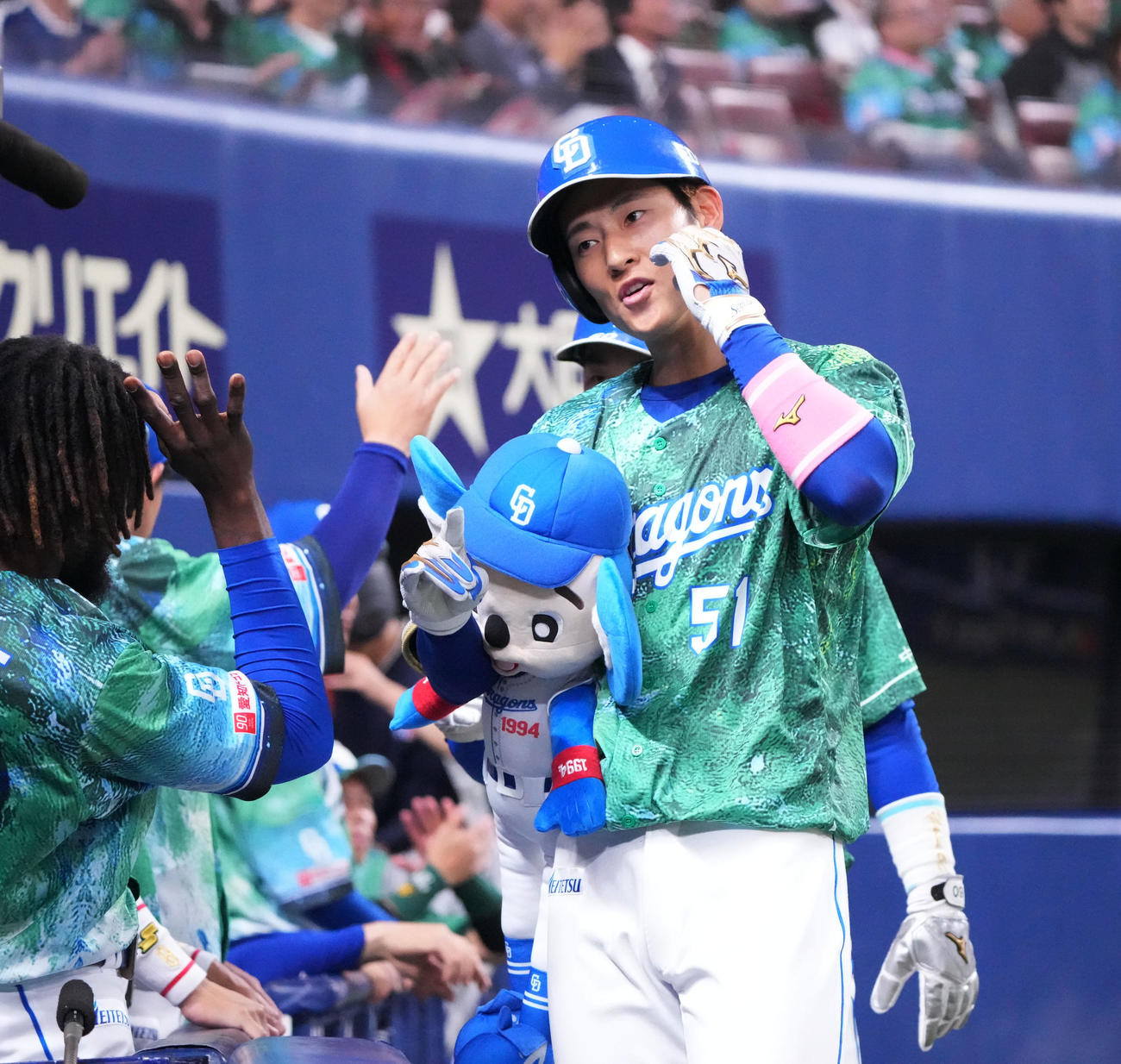 中日対DeNA 1回裏中日1死一塁、上林（右）は右中間へ2点本塁打を放ちポーズを決める（撮影・森本幸一）
