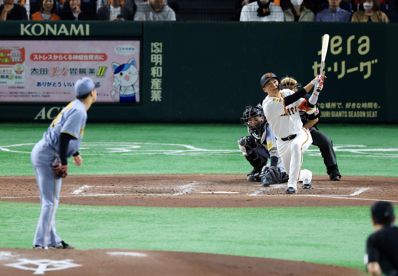 巨人対阪神　4回裏巨人2死一塁、坂本は勝ち越しの左適時二塁打を放つ。投手門別（撮影・浅見桂子）