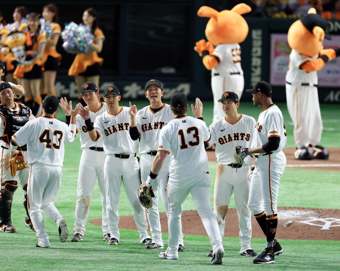 巨人対阪神　試合後、笑顔で喜び合う坂本（中央）ら巨人の選手たち（撮影・浅見桂子）