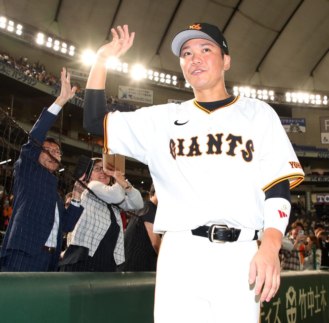 巨人対阪神　阪神に勝利しスタンドのファンとタッチを交わす坂本（撮影・加藤哉）