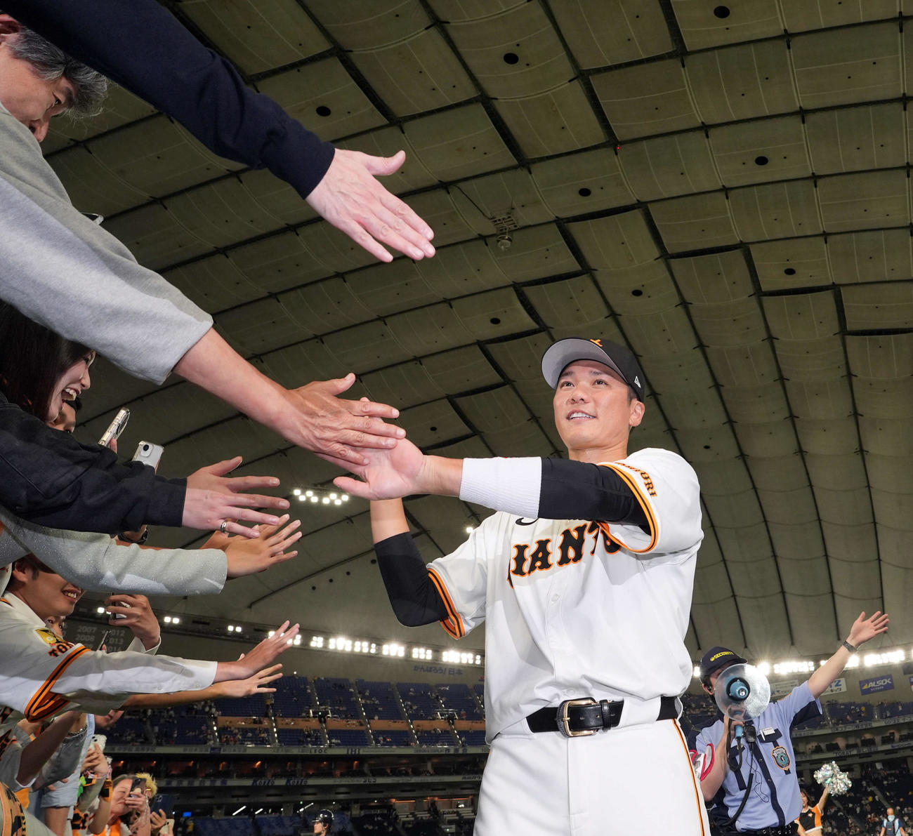 巨人対阪神　阪神に勝利しファンとハイタッチする巨人坂本（撮影・たえ見朱実）
